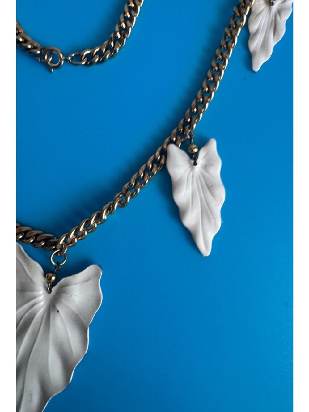 Gold Tone Chain Necklace White Leaf Dangle Accents Metal Adjustable Vintage 14" - Picture 6 of 6